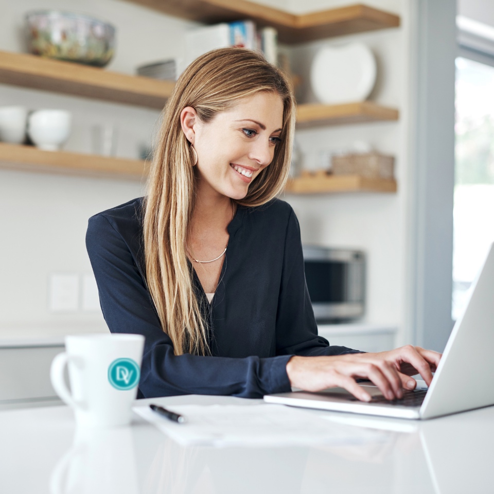 Cliente regardant les annonces de l'agence immobilière à Troinex / Genève Désormière & Vanhalst depuis son espace personnel