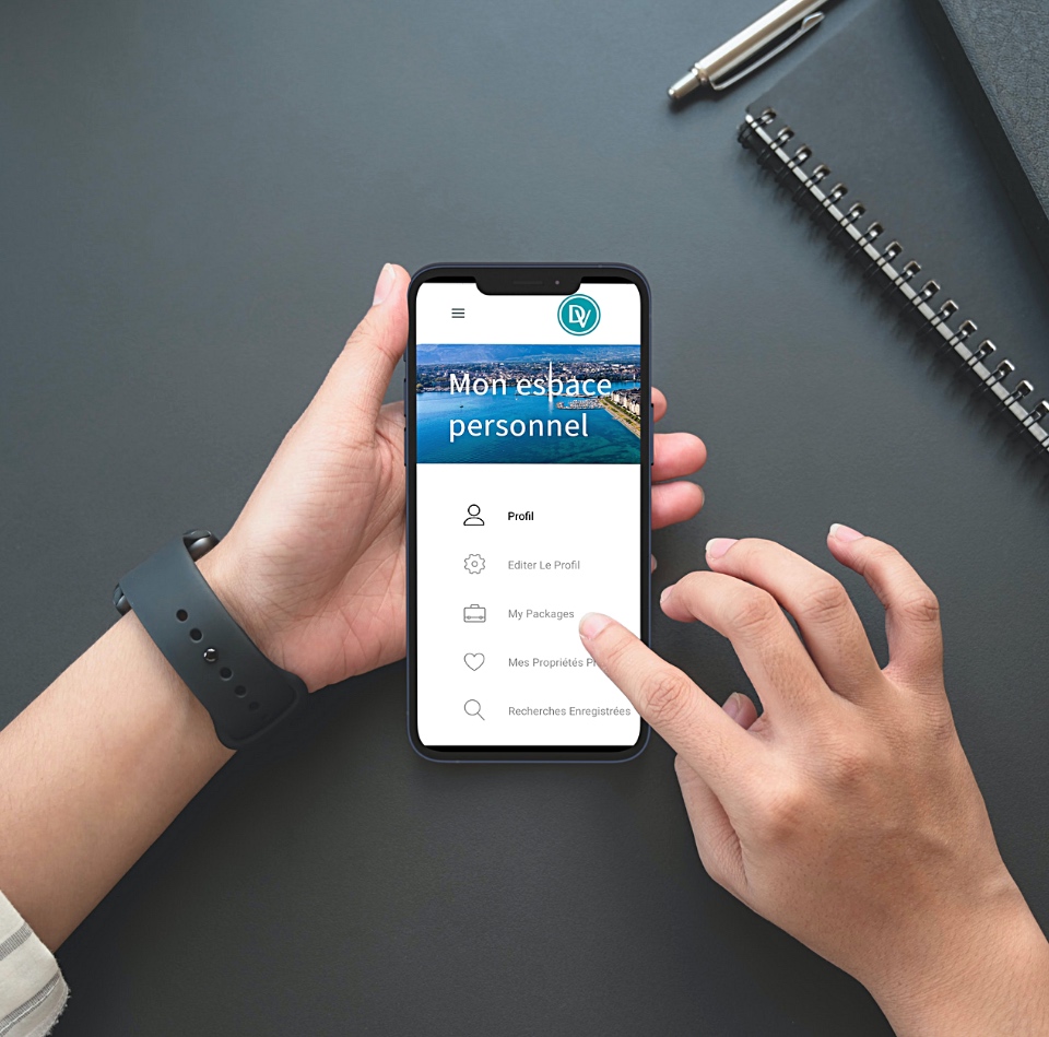 Client consultant son espace personnel sur le site internet de l'agence immobilière à Troinex / Genève Désormière & Vanhalst