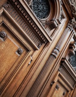 Splendide porte en bois massif sculpté à l'entrée d'un hôtel particulier