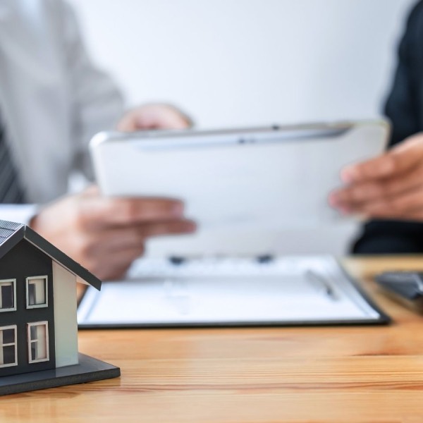 Confier un mandat de courtage à son agent immobilier