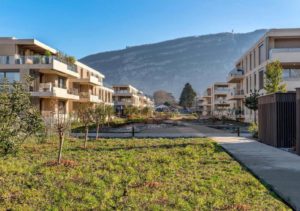 Découvrez nos services de vente immobilière à Troinex: vente d'un appartement en attique au Parc des Crêts par l'agence immobilière Désormière et Vanhalst